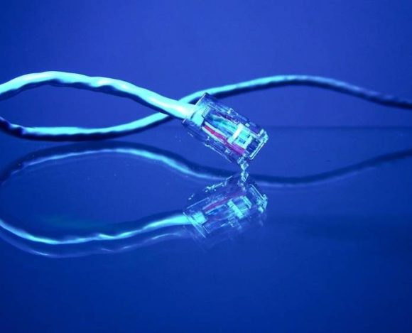 Conexão à internet das empresas brasileiras melhora e 2 em cada 3 já utilizam fibra ótica, diz pesquisa