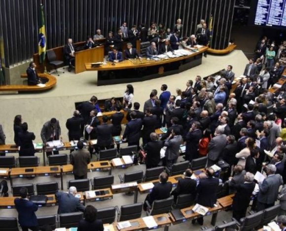 7raLObmTpw0iuzZXKF9J Câmara adia LGPD para Janeiro de 2021.