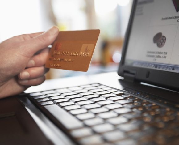 031877919-hand-holding-credit-card-front Megavazamento: como saber se seus dados foram usados para abrir conta ou pedir empréstimo