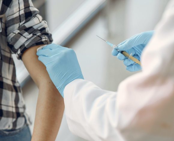 Vacina-pexels-gustavo-fring-scaled-e1602236480561 Vacina contra COVID-19 vira isca para roubar dados e infectar PCs