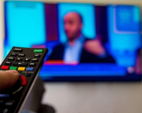 dplnews_tvdepaga_mc140421-696x464 ANATEL VAI INVESTIGAR O FUNCIONAMENTO DE TV BOX PIRATA