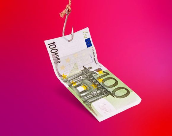 scam-for-scam-victims-featured-1-700x460 Alerta de novo golpe: centrais falsas de banco usam números “0800”