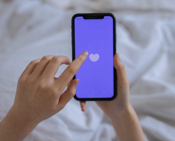 dating-apps-scaled-1 Golpista do Tinder: o que podemos aprender sobre ciberexposição?