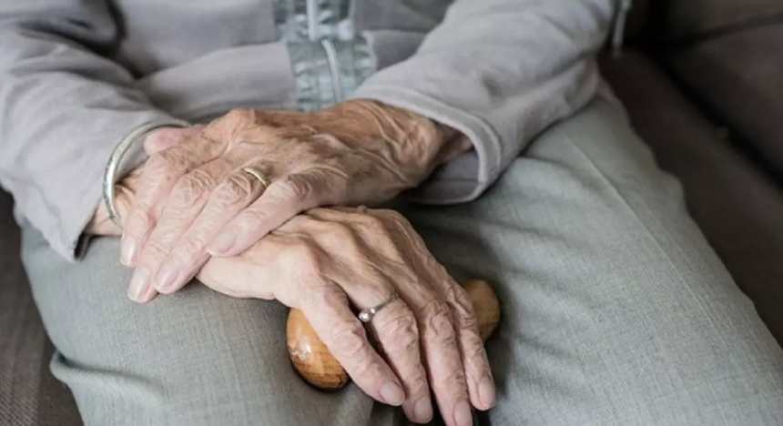 Parkinson: novo dispositivo sem fio monitora progressão da doença; entenda como e veja vídeo