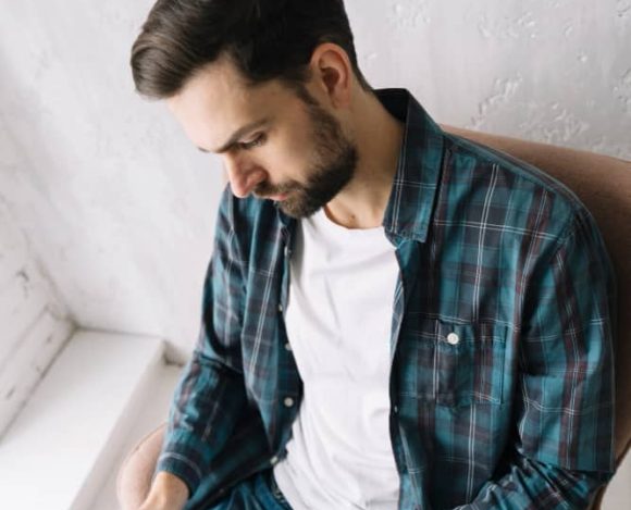 from-man-using-tablet Parkinson: novo dispositivo sem fio monitora progressão da doença; entenda como e veja vídeo