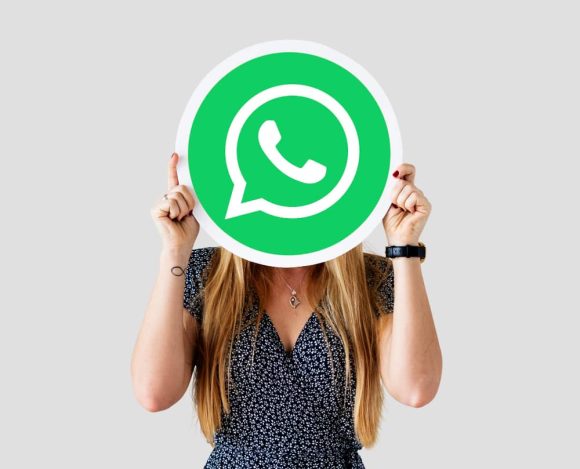 woman-showing-whatsapp-messenger-icon WhatsApp Desktop ganha nova ferramenta nativa