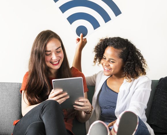 Friends with wifi signal icon Cloud Wi-Fi: Conheça as vantagens de contar com o gerenciamento da sua internet móvel na nuvem