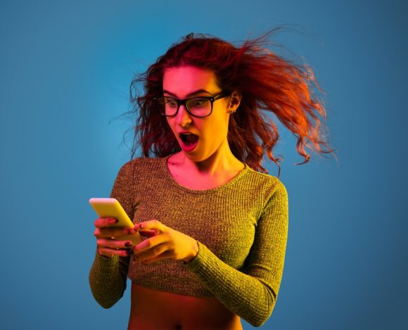 Caucasian woman's portrait isolated on blue studio background in neon light Em nova marca recorde, IX.br ultrapassa os 31 Tbit/s de pico de troca de tráfego Internet