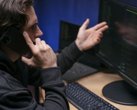 close-up-angry-man-talking-phone CTI explica: o que fazer em caso de um ataque cibernético