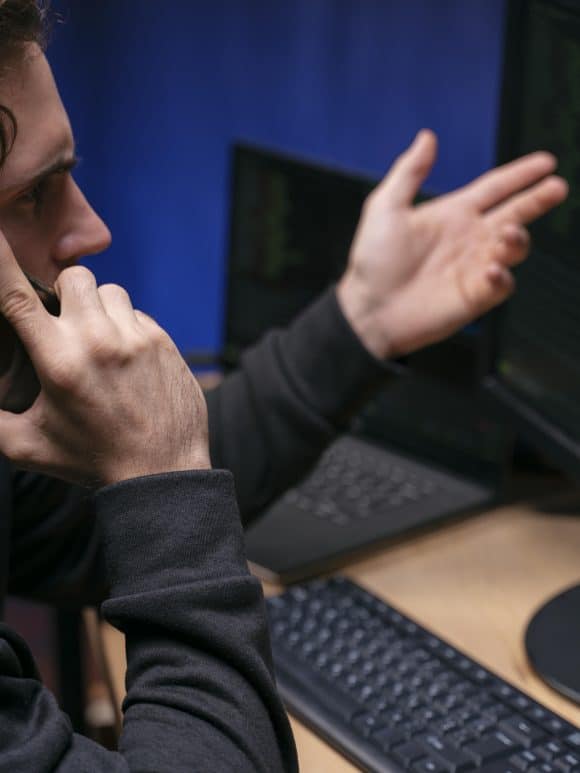 close-up-angry-man-talking-phone CTI explica: o que fazer em caso de um ataque cibernético