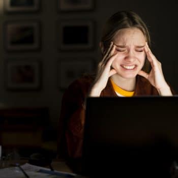 mulher-loira-olhando-estressado-na-mesa Quando o Brasil apaga, quem garante que sua empresa continua conectada?