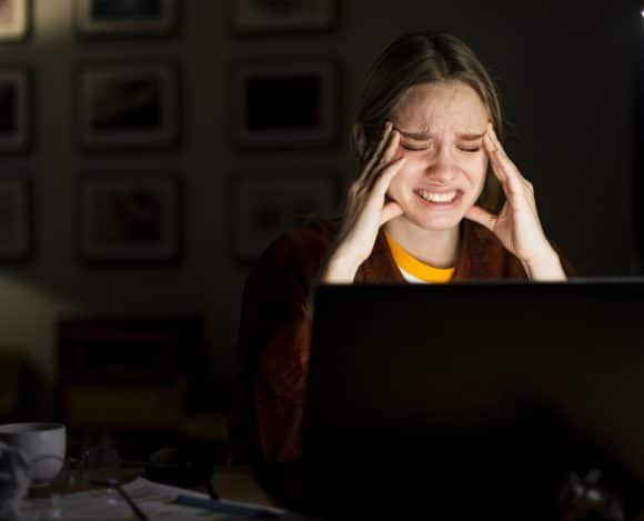 mulher-loira-olhando-estressado-na-mesa Quando o Brasil apaga, quem garante que sua empresa continua conectada?