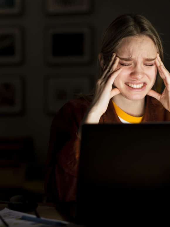 mulher-loira-olhando-estressado-na-mesa Quando o Brasil apaga, quem garante que sua empresa continua conectada?